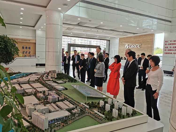 Lawrence Ho leads Melco executives on Zhuhai educational tour