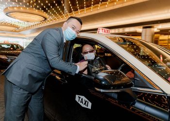 Sands Macao gives boxed lunches to taxi drivers to celebrate 16 years