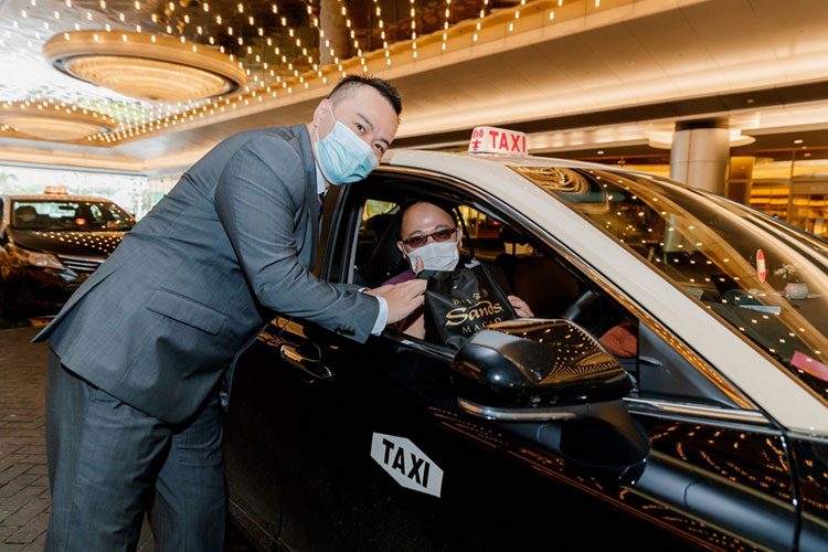 Sands Macao gives boxed lunches to taxi drivers to celebrate 16 years