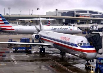 US airlines drop mask mandate after federal court ruling