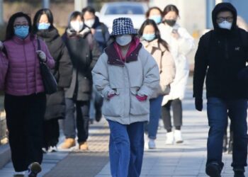 China calls on residents to stay home for Golden Week as strict new testing measures implemented for travelers