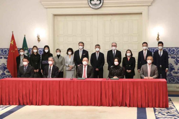 Six incumbents formally sign 10-year casino concession contracts with the Macau government