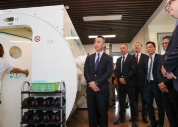 Melco Chairman and CEO Lawrence Ho visits Manila hospital built by company’s charitable arm