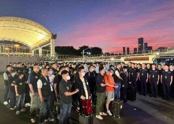 Macau police hand over 42 money exchange gang members to mainland authorities after mid-week sting