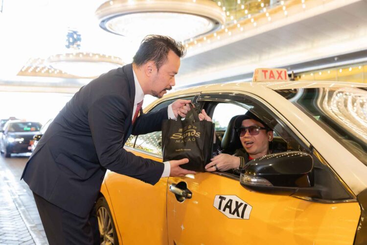 Sands Macao celebrates 21 years by gifting boxed lunches to Macau taxi drivers