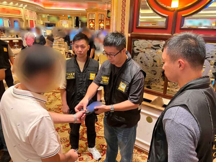 Police arrest 100 people after detecting 62 cases of illegal money exchange in joint Macau operation