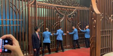 Macau satellite casino Ponte 16 officially closes with hundreds of locals gathering to witness the event