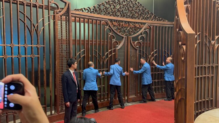 Macau satellite casino Ponte 16 officially closes with hundreds of locals gathering to witness the event