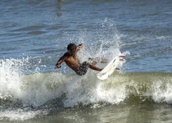 PAGCOR sponsors Philippines leg of World Surf League Challenger Series, hails contribution to sports tourism